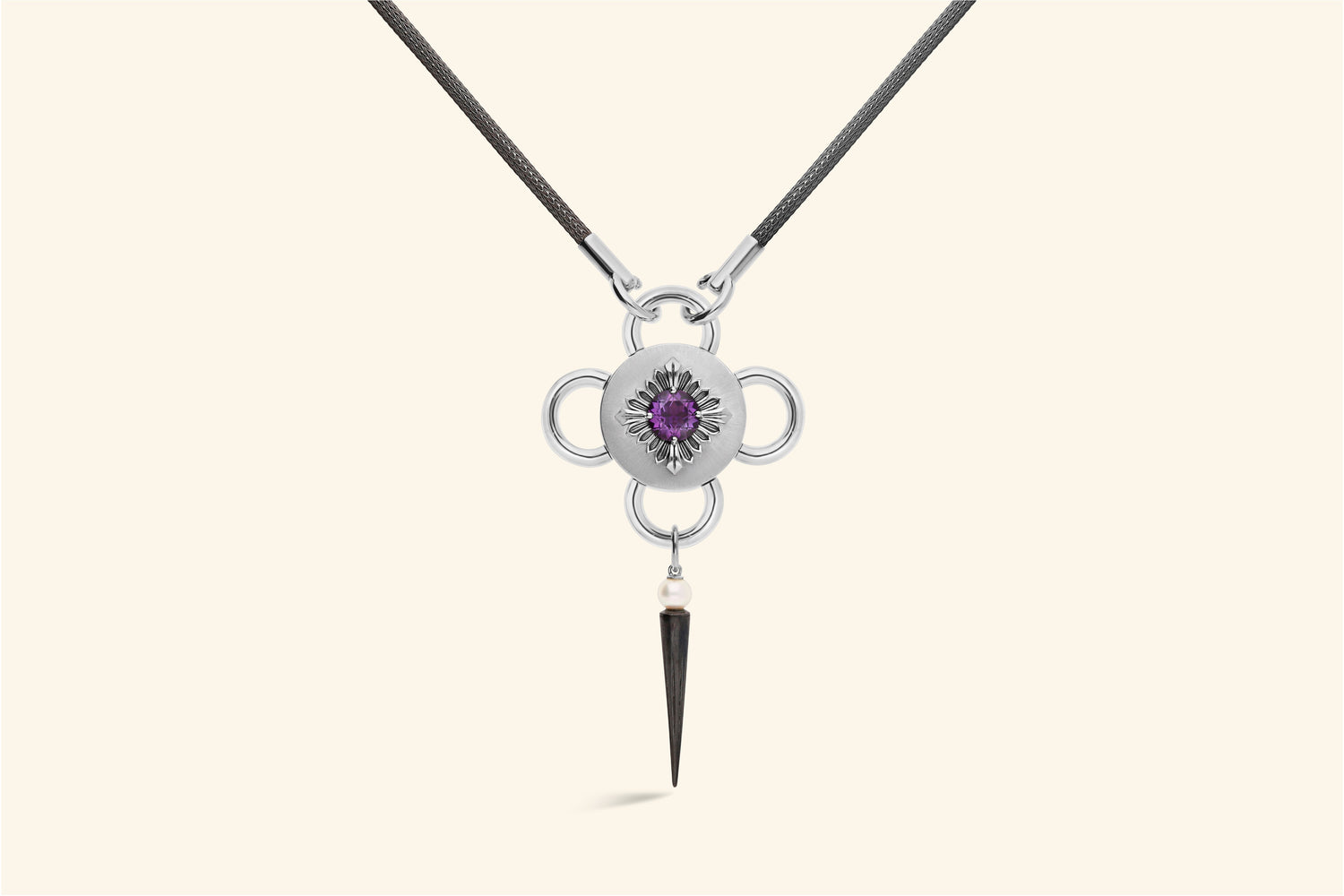 Collier Bolt, améthyste de ~2,50 carats sertie une fleur en argent noirci poli, elle-même posée sur un plateau en argent satiné. Perle Akoya. Chaine tricotée en argent noirci.
