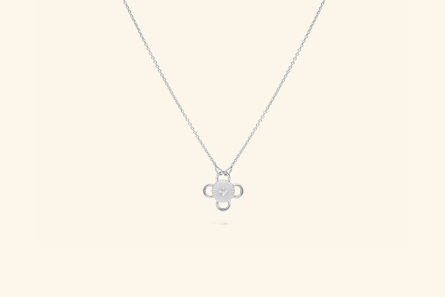 Collier Baby Bolt, diamant de ~0,07 carat serti sur un motif en or blanc recyclé.