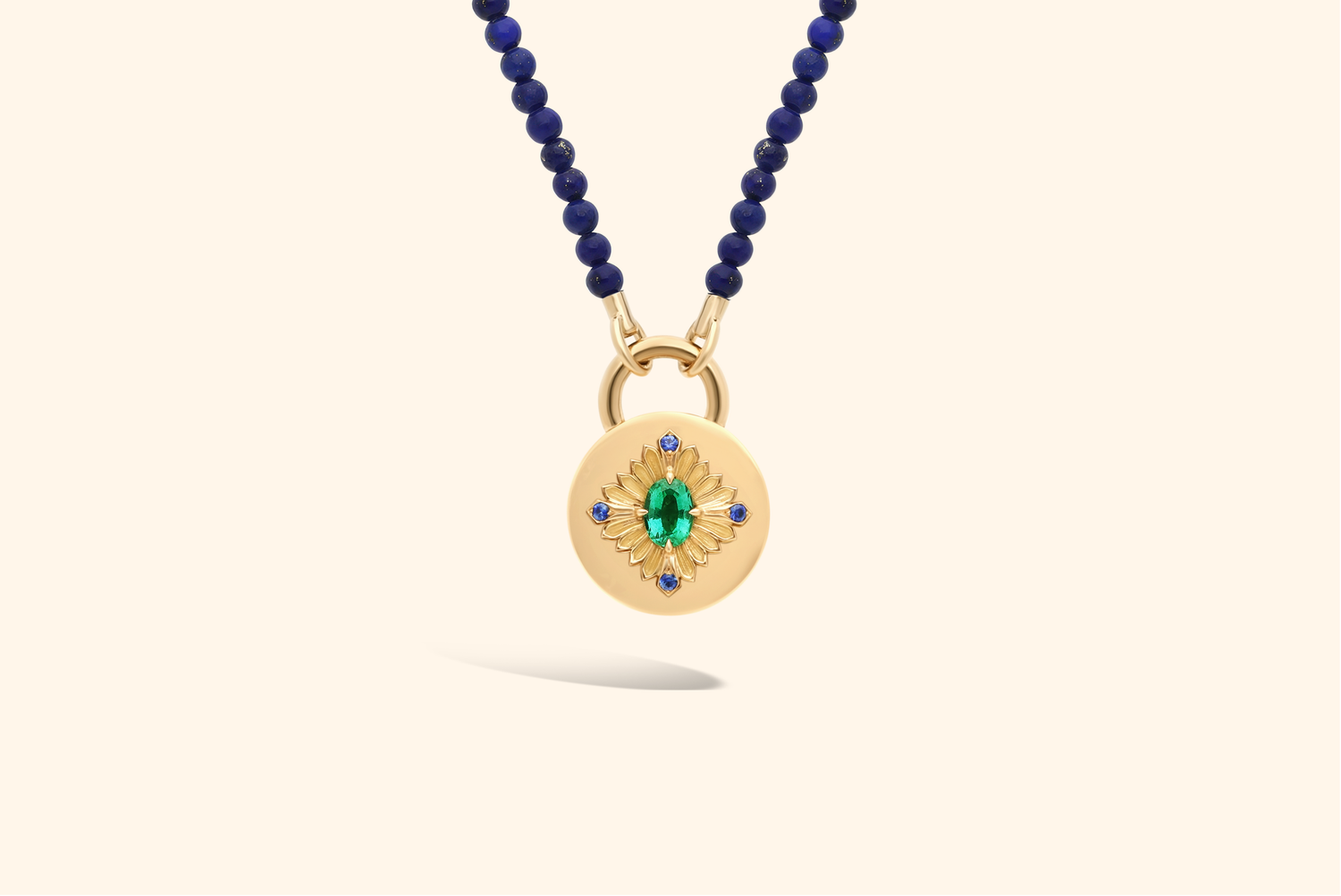 Collier Tag, or jaune, saphirs, émeraude, lapis-lazuli