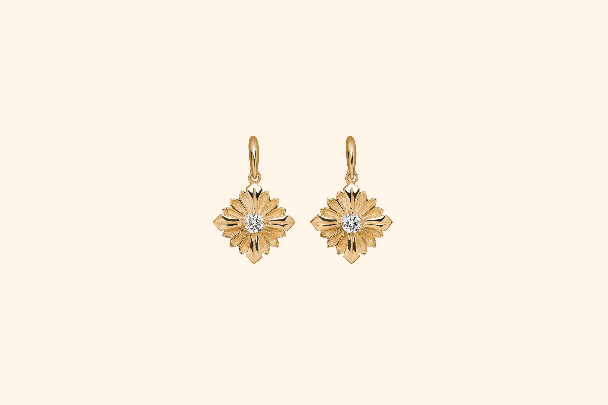 Stamp earrings, yellow gold, diamonds