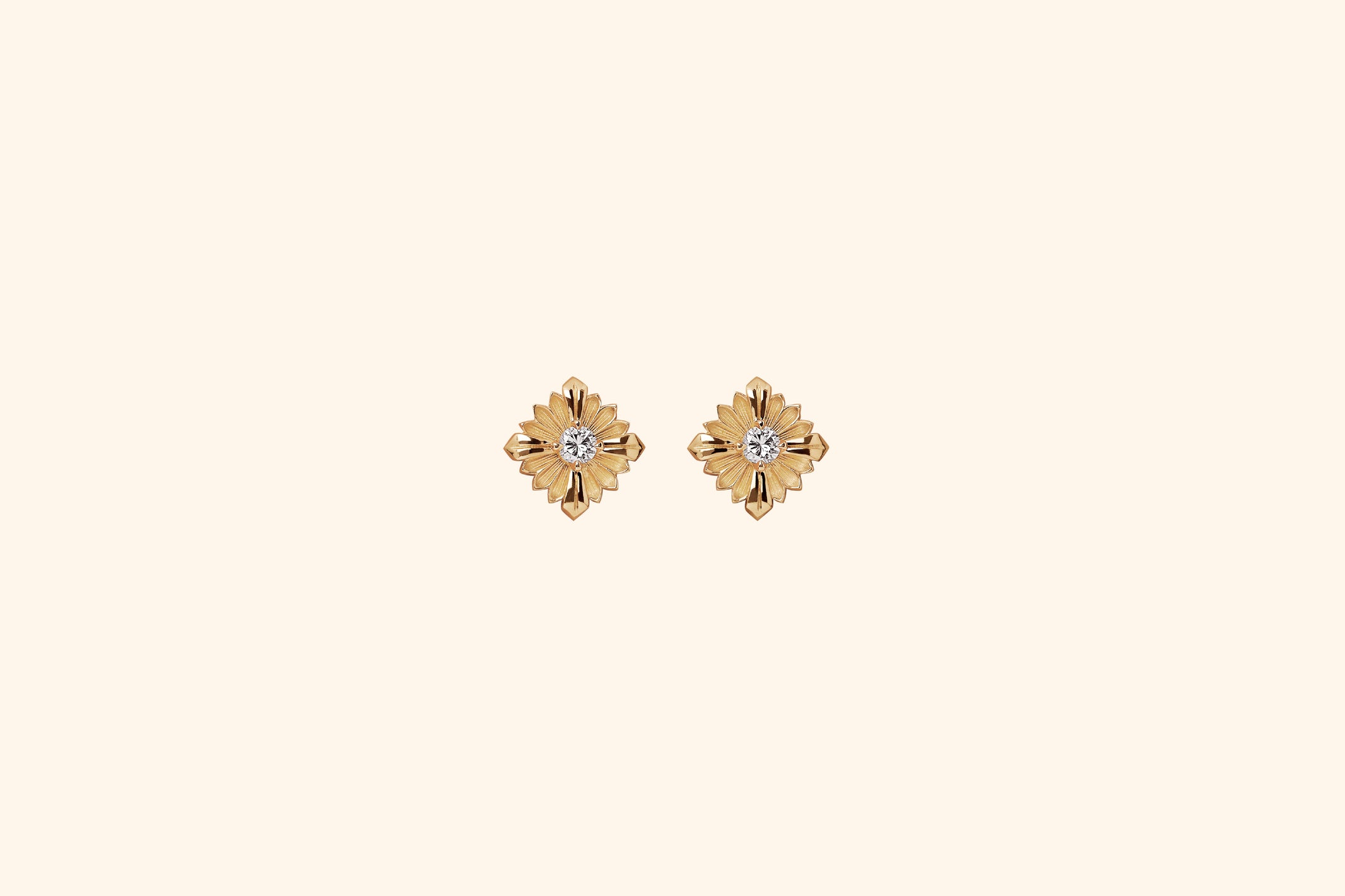 Stamp earrings, yellow gold, diamonds