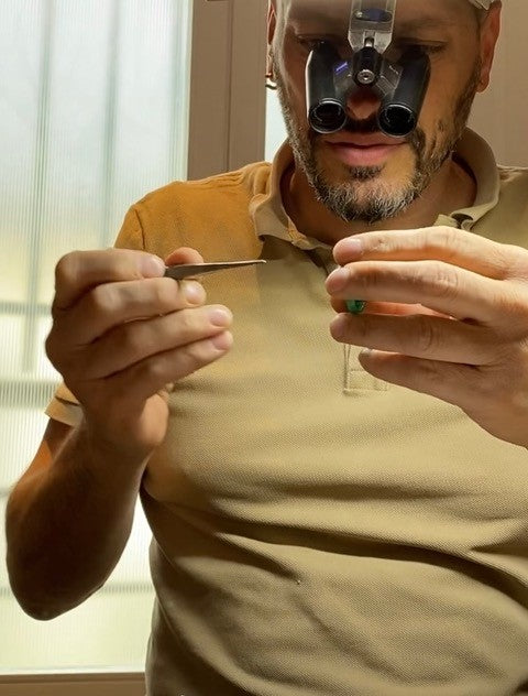 Artisan joaillier de Rouvenat travaillant un bijou