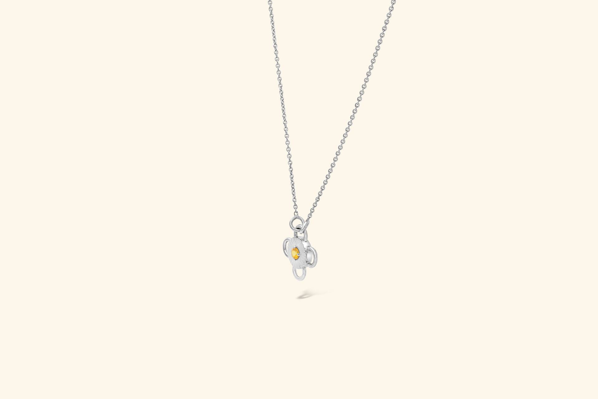 Collier Baby Bolt, saphir jaune de ~0,2 carat serti sur un motif en argent.