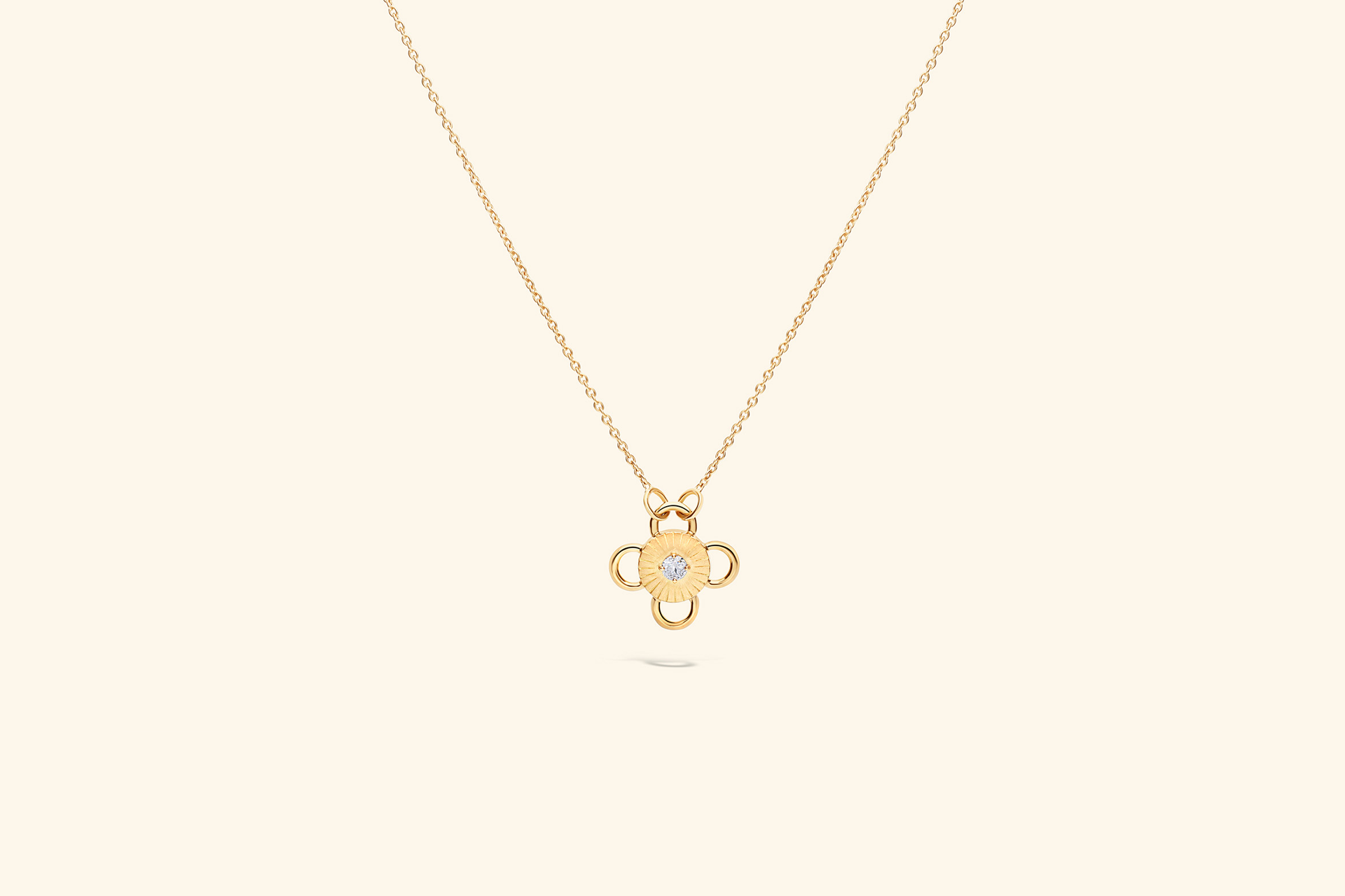 Collier Baby Bolt, diamant de ~0,07 carat serti sur un motif en or jaune 18k recyclé. 