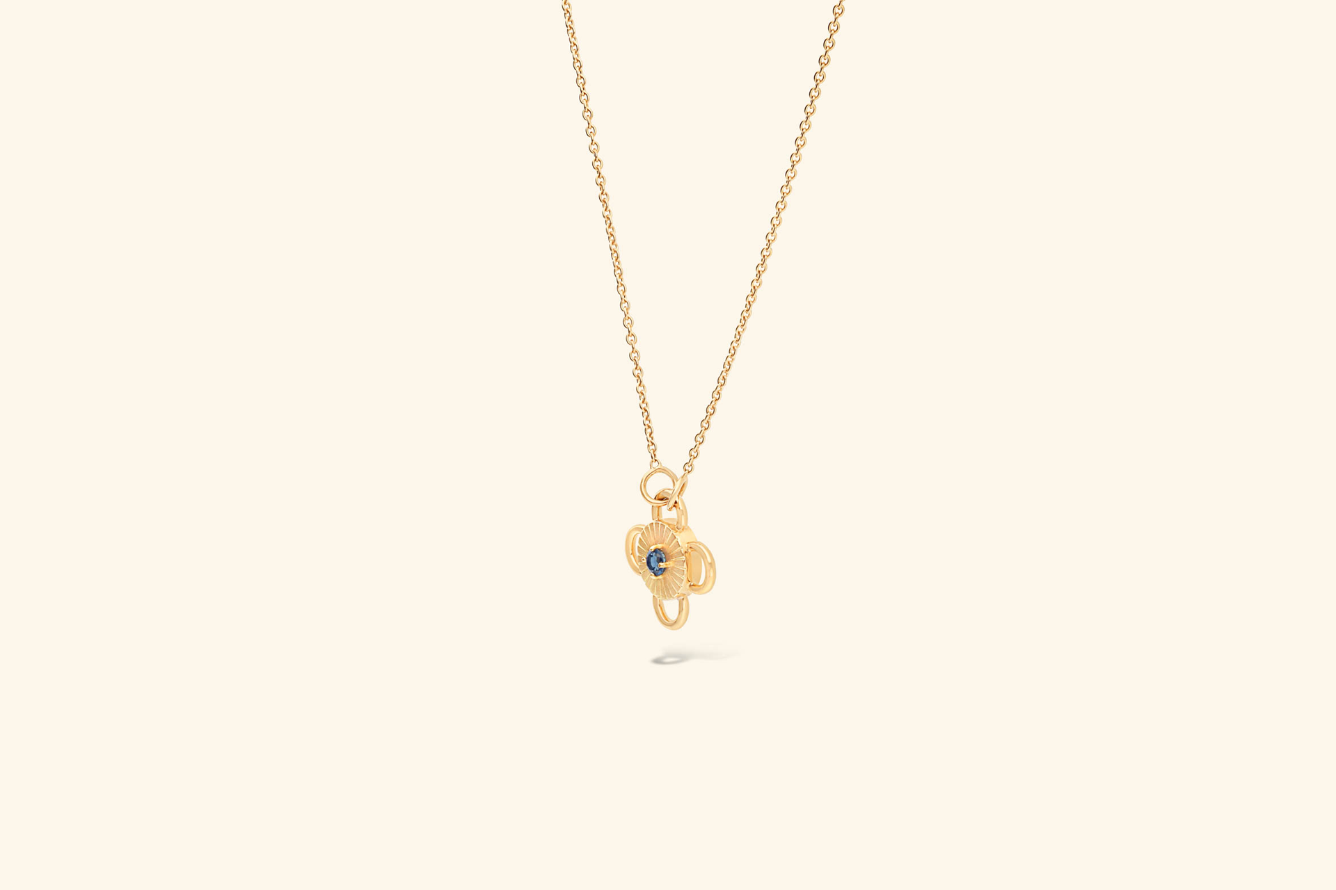 Collier Baby Bolt, saphir de ~0,04 carat serti sur un motif en or jaune 18k recyclé.