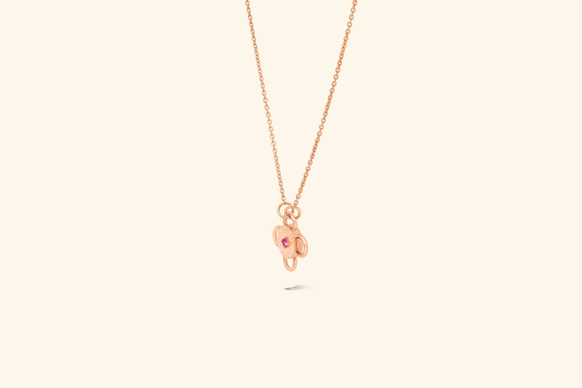 Collier Baby Bolt, saphir rose de ~0,07 carat serti sur un motif en or rose recyclé.