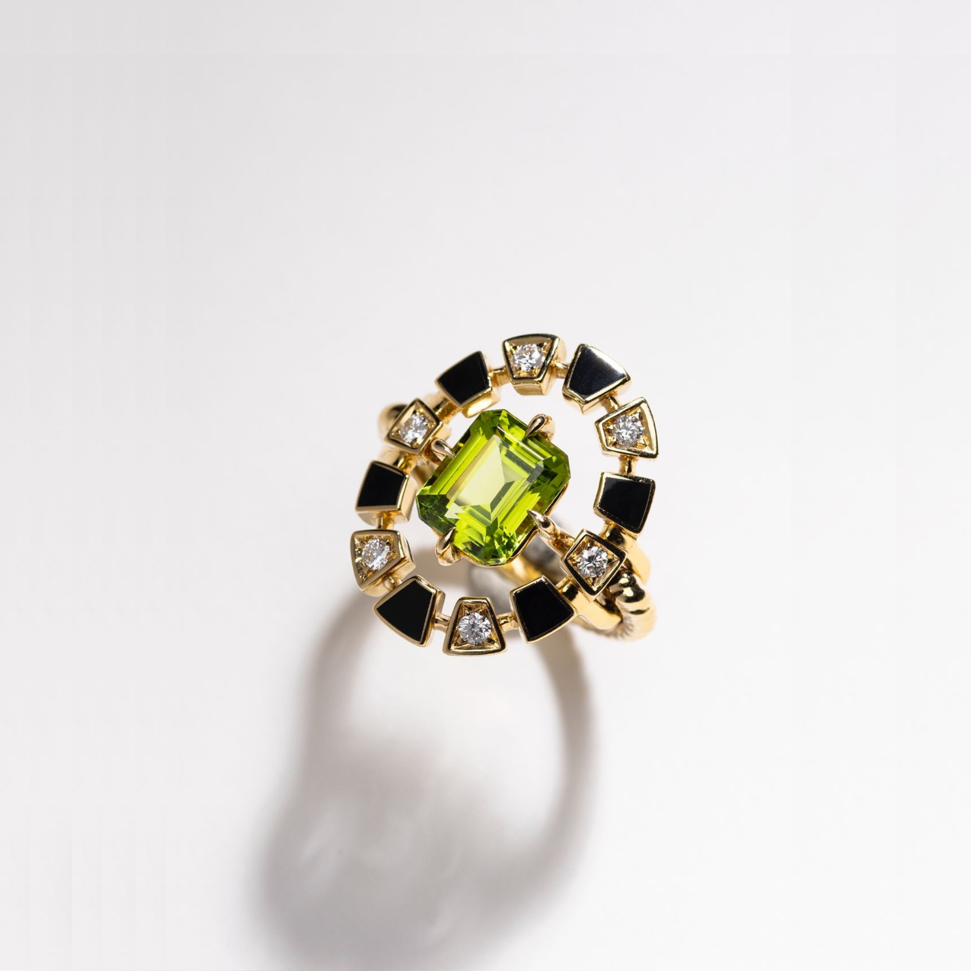 Bague Frame, or jaune, céramique noire, diamants, péridot