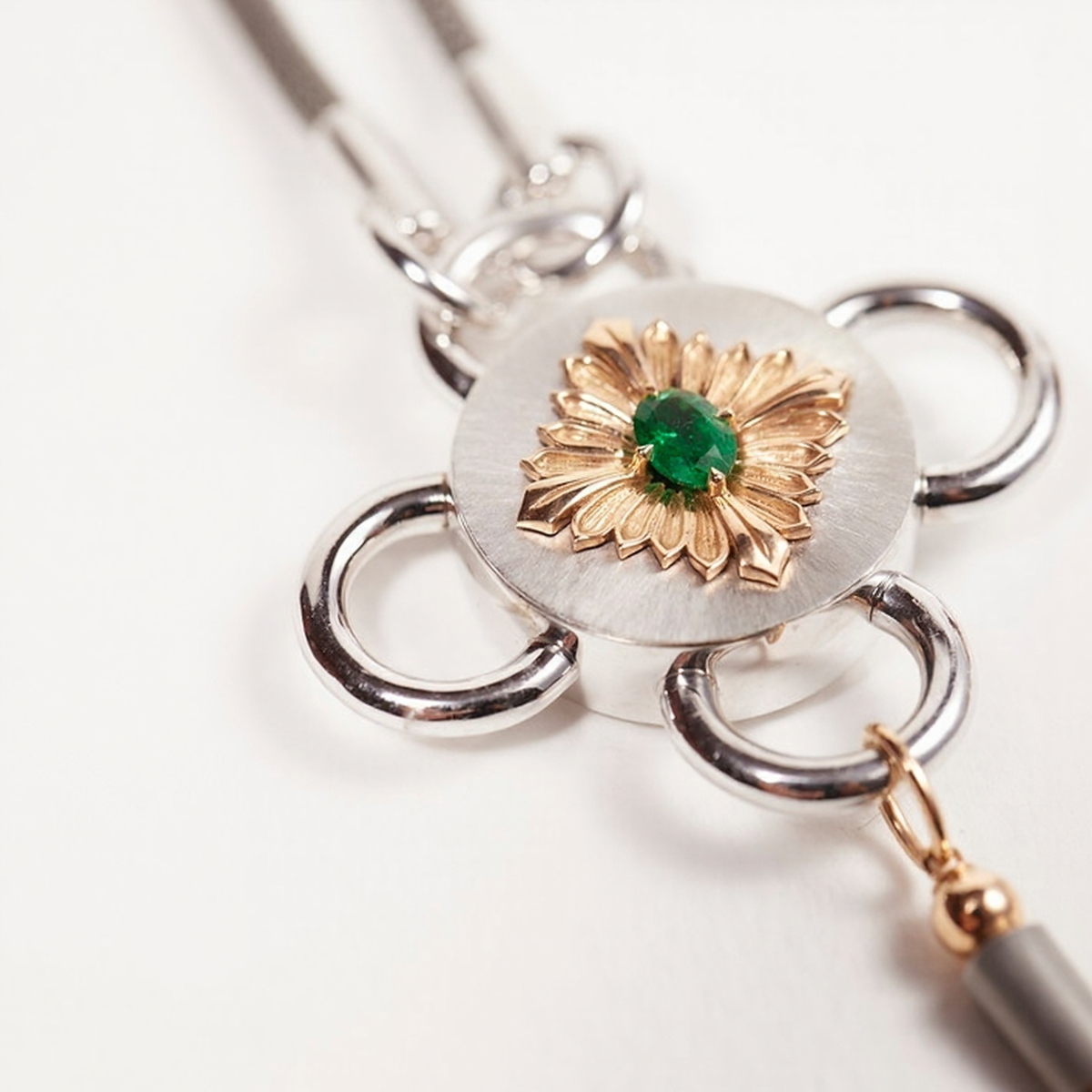 Collier Bolt, argent, or rose, émeraude