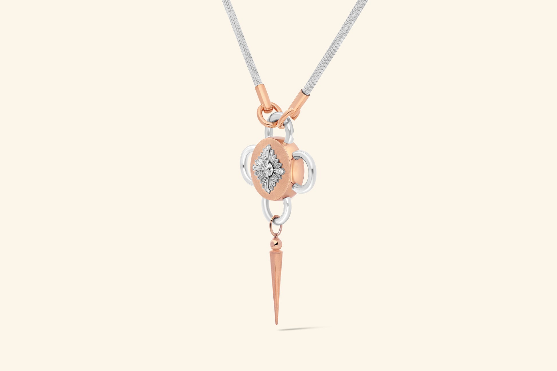 Collier Bolt, diamant de ~0,55 carat serti sur une fleur en argent poli, décorée de 4 diamants pour ~0,04 carat et posée sur un plateau en or rose satiné. Chaine tricotée en argent, manchons en or rose poli.