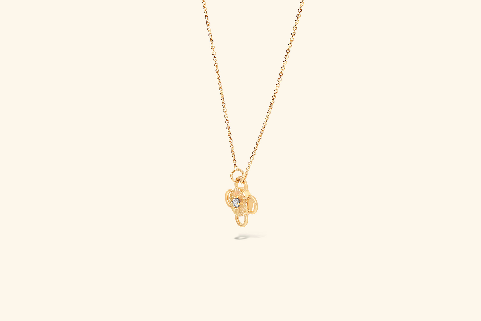 Collier Baby Bolt, diamant de ~0,07 carat serti sur un motif en or jaune 18k recyclé. 